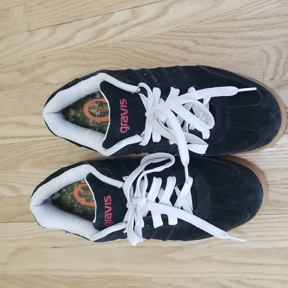 Gravis black suede shoes